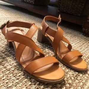 Brown sandals / heels